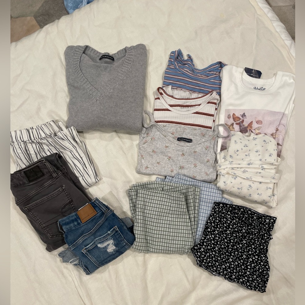 Lot Brandy Melville and American Eagle Clothing